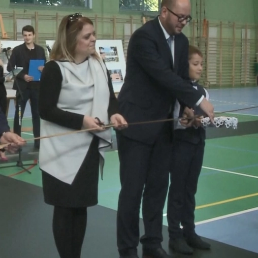 Ten nowoczesny i profesjonalnie wyposażony obiekt pozwoli rozwijać się młodym sportowcom. Przy Zespole Szkół w Biskupcu otwarto halę widowiskowo-sportową.