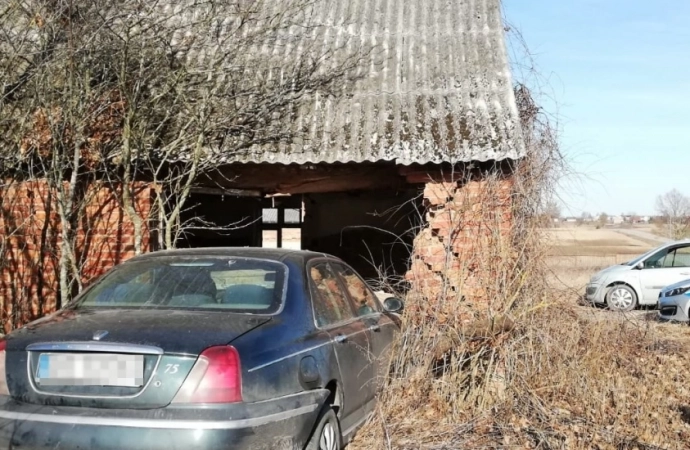 {W Milewie niedaleko Ełku rozpędzony samochód uderzył w dom.}